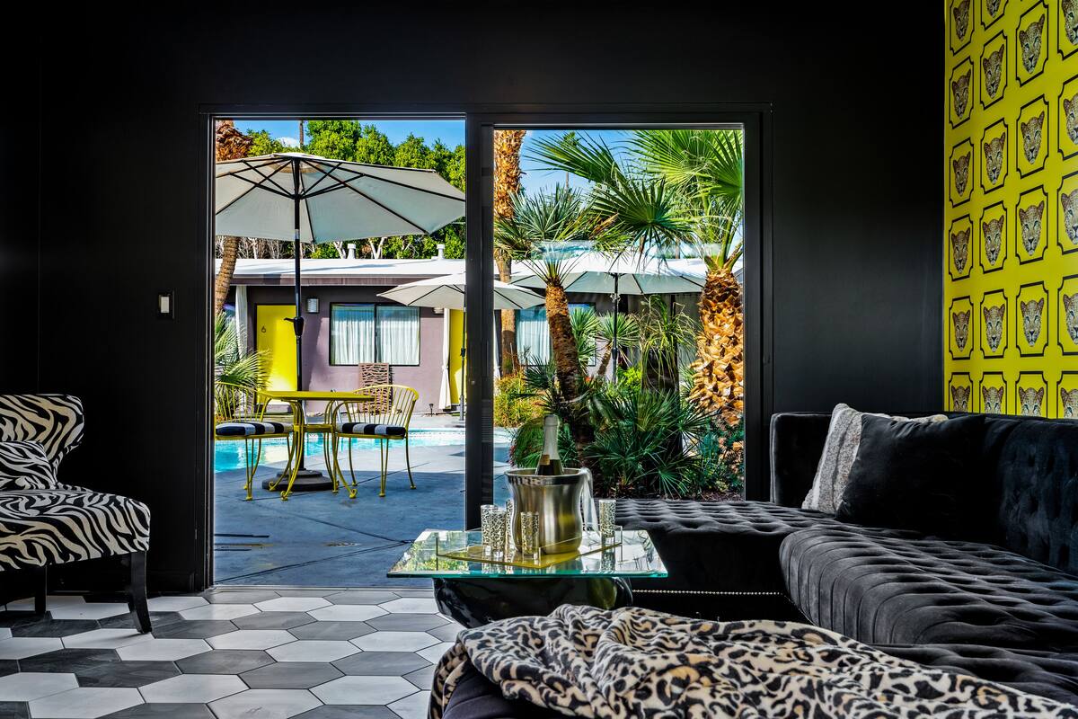 Signature Suite | Living area | 47-inch flat-screen TV with digital channels, TV, Netflix