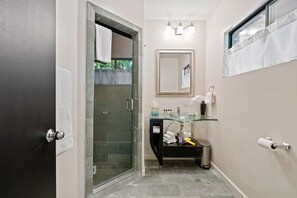Elite-Studiosuite | Badezimmer | Kostenlose Toilettenartikel, Haartrockner, Handtücher, Seife