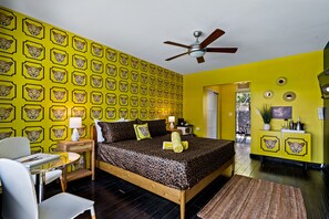 Design kamer | Luxe beddengoed, bedden met traagschuimmatras, een bureau