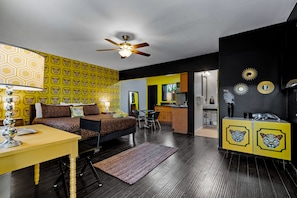 Elite studio suite | Luxe beddengoed, bedden met traagschuimmatras, een bureau