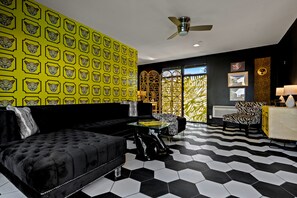 特色套房 | 起居区 | 47-英寸纯平电视(配备数码频道)、电视、Netflix