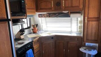 Full-size fridge, microwave, oven, stovetop