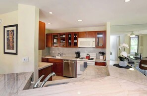 Fridge, microwave, oven, stovetop - Maui Dream Getaway Spacious Wailea Townhouse (Kihei)