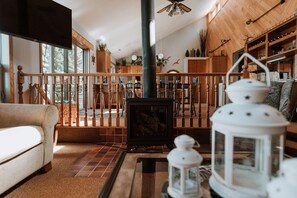 Smart TV, fireplace - Welcome to On the Rocks (Big Rock)Hot tub (Westerose)