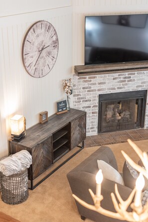 智能电视、壁炉、电子游戏、桌上足球