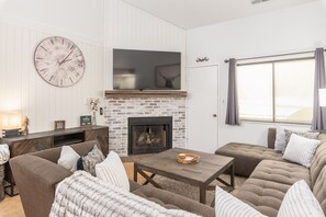 Smart TV, chimenea, videojuegos y futbolito 