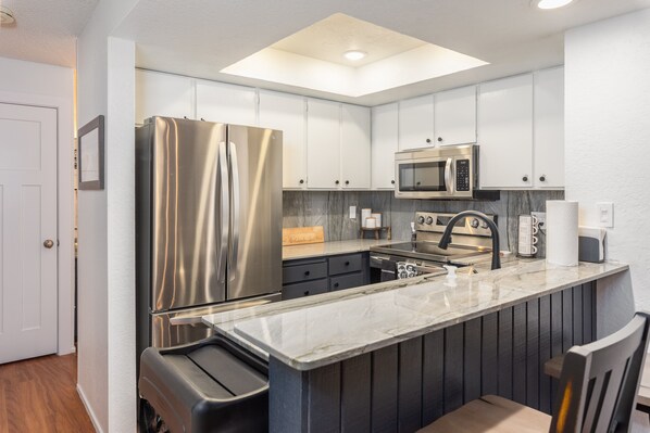 冰箱、微波炉、烤箱、炉灶