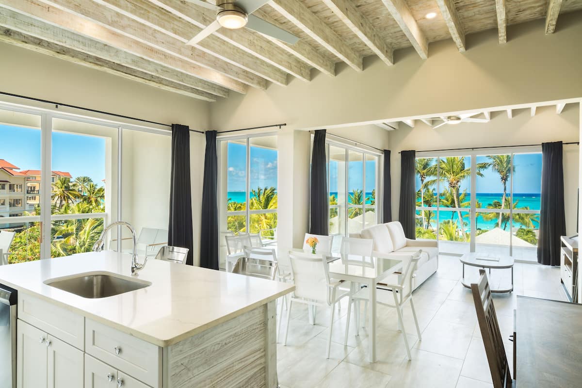 Penthouse, 2 chambres, vue océan | Coin séjour