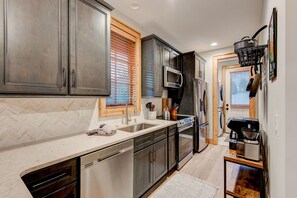 冰箱、微波炉、烤箱、炉灶