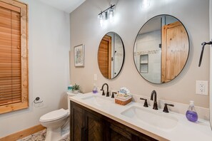 Ensemble baignoire-douche, séchoir à cheveux, serviettes fournies