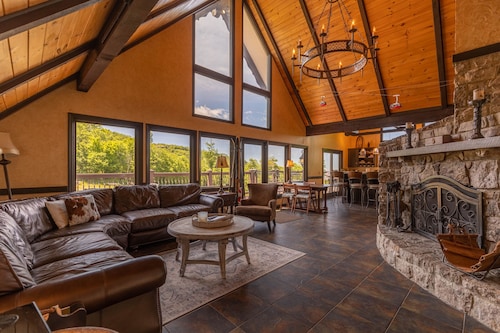 Halftime Haus - 5BR ski in/ski out on Beech. Beautiful views, high end updates, perfect location!