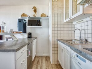 Een microgolfoven, een vaatwasser, een kinderstoel