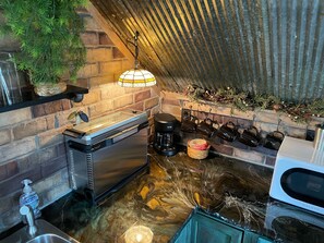 Kjøleskap, mikrobølgeovn, kaffetrakter/tekoker og brødrister
