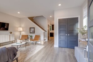 Smart TV, books - Modern+Organic Home 3 miles from Downtown & Broadway - Private Balcony & Patio (Nashville)