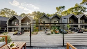 Una hilera de edificios modernos de varios pisos con un patio central.