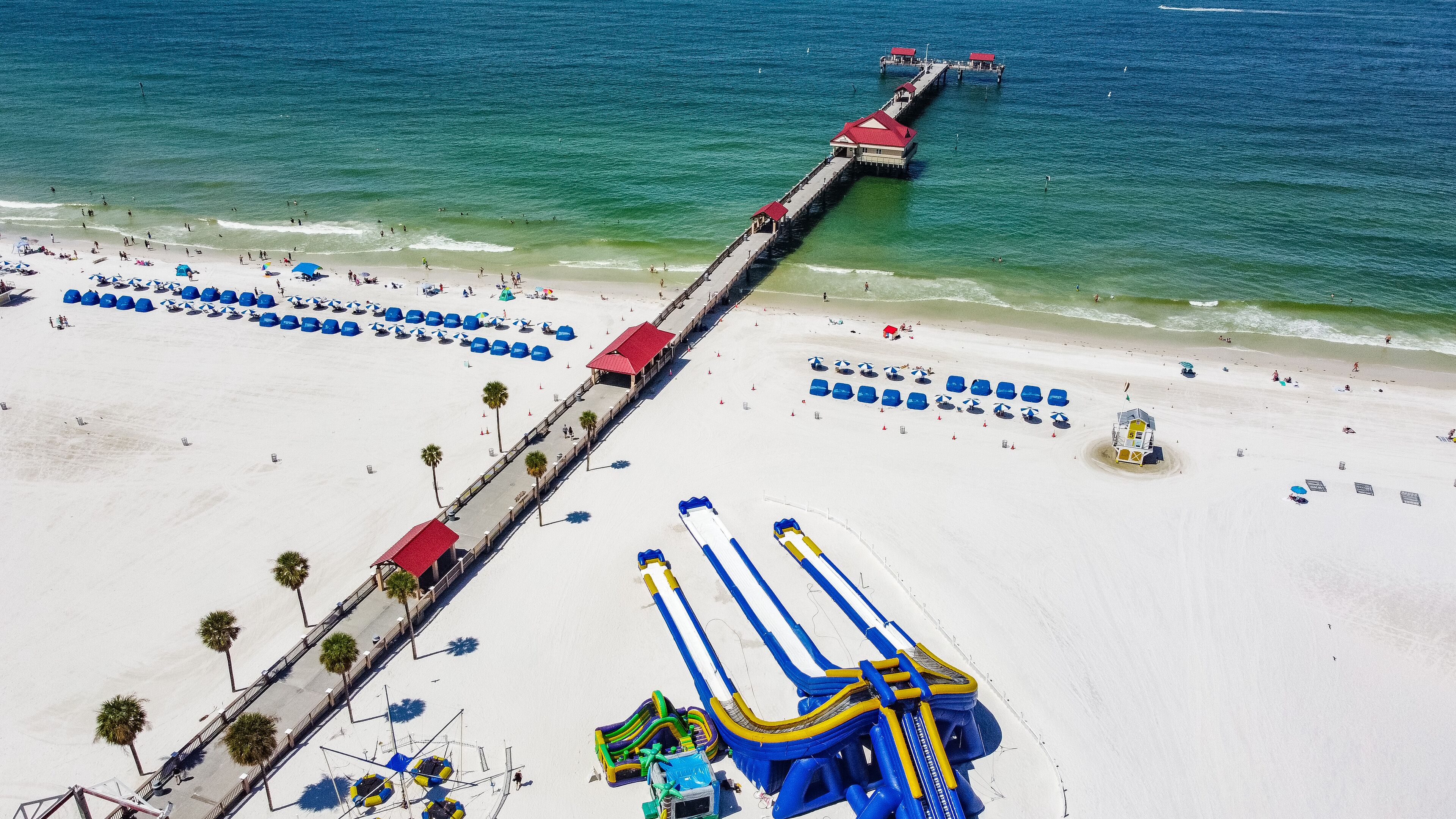 Beach nearby, sun loungers, beach towels