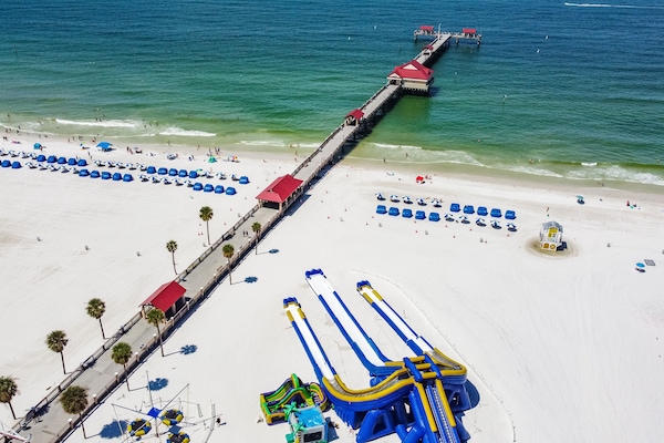Nära stranden, solstolar och strandhanddukar