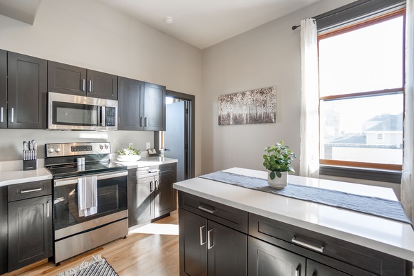 Micro-ondes, lave-vaisselle, cafetière/bouilloire, grille-pain