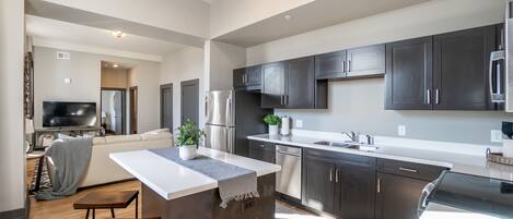 Mikrobølgeovn, oppvaskmaskin, kaffetrakter/tekoker og brødrister