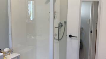 Dusche, Haartrockner, Handtücher, Seife