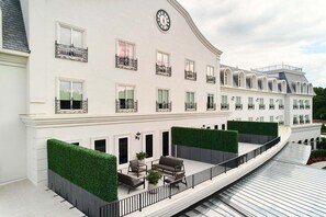 Exterior - Chateau Grande Hotel (East Brunswick)