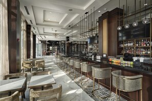 Sert le dîner et l'apéritif