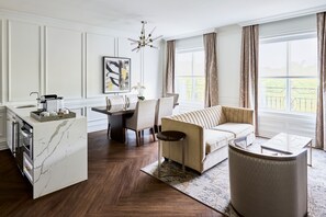 低刺激性寝具、羽毛の掛け布団、セーフティボックス (室内)、ベビーベッド (無料)