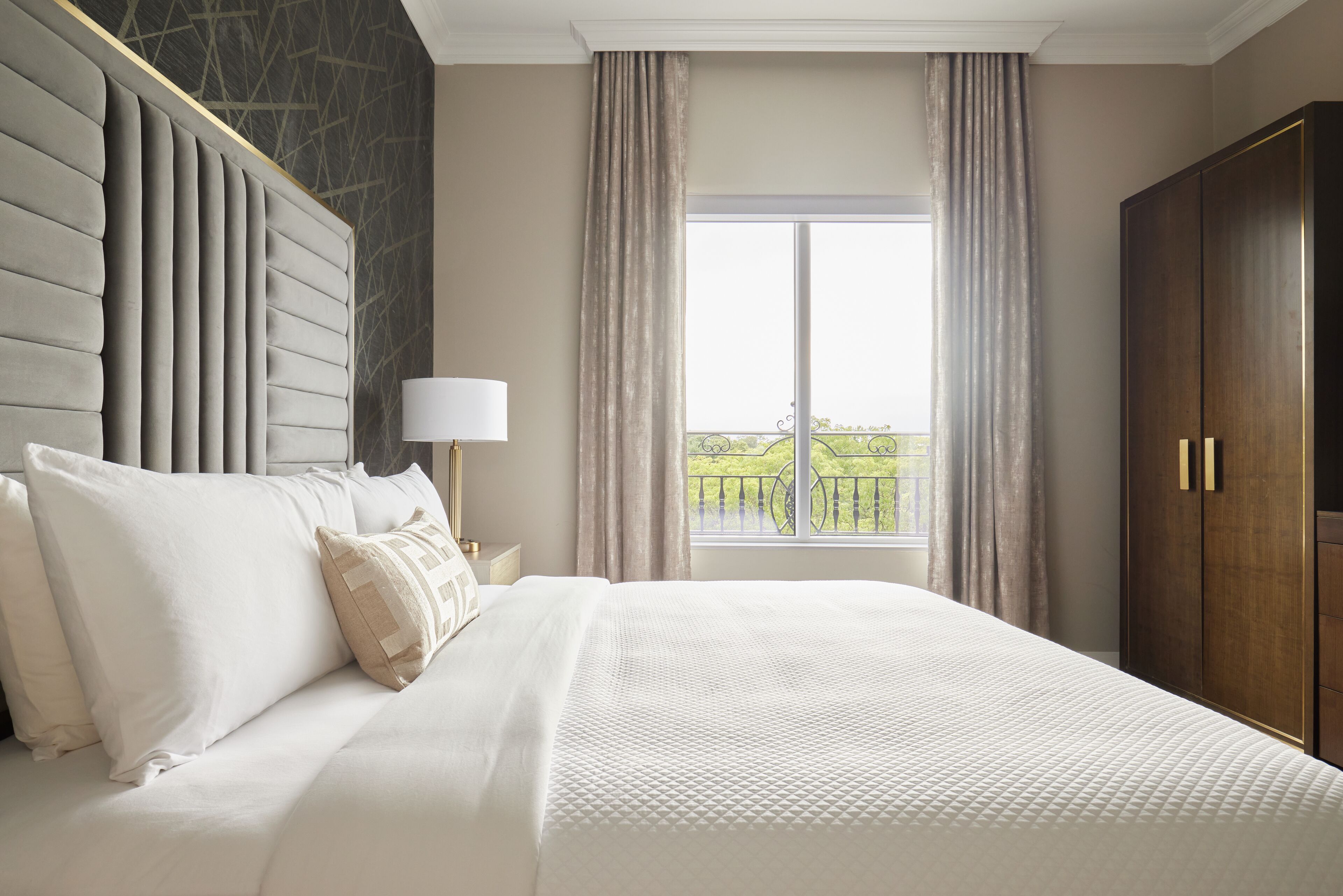 ملاءات للفراش لا تسبب الحساسية وألحفة محشوة بالريش وخزنة داخل الغرفة