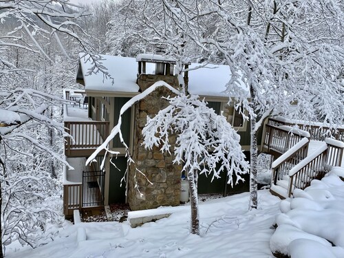 Hot Tub Cabin in Chalet Village | Mtn Views | Near Downtown Gatlinburg | Pools & Amenities