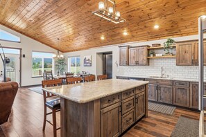 Interior - Little Coyote Retreat | Nordic Ski In/Out | Big Sky Town (Big Sky)