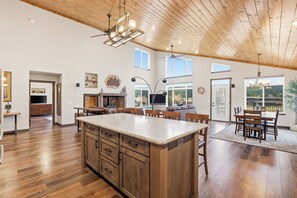 Dining - Little Coyote Retreat | Nordic Ski In/Out | Big Sky Town (Big Sky)