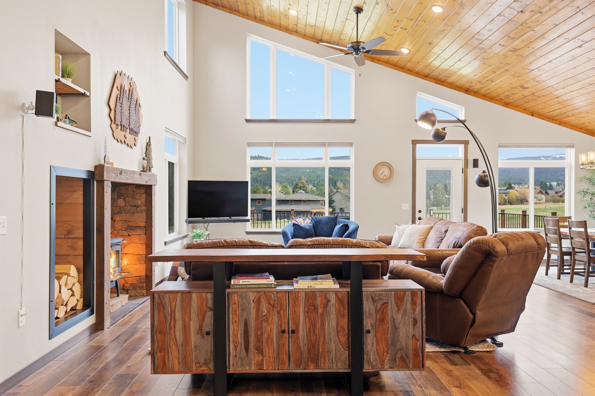 Smart TV, fireplace, offices