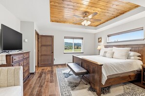 3 habitaciones, escritorio y tabla de planchar con plancha 