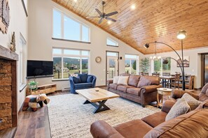 Smart TV, chimenea y oficina 