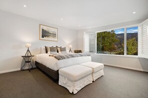 6 bedrooms, iron/ironing board, Internet, bed sheets