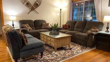 Smart TV, chimenea, libros