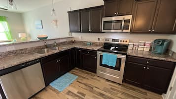 Geladeira, micro-ondas, fogão, cooktop