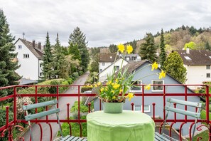 Outdoor dining - Pet-Friendly Holiday Apartment 'Lichtentaler Allee' with Balcony and Wi-Fi (Baden-Baden)
