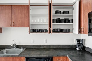 Geladeira, micro-ondas, fogão, lava-louças