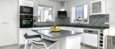 Refrigerador, microondas, horno y lavavajillas