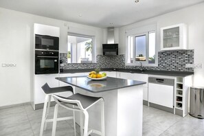 Coffee/tea maker, fridge, microwave, oven - Villa l'India - 3 Suites | Pool & Terraces | Saint-François (Saint-François)