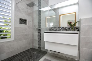 Shower, hair dryer, towels - VILLA L'INDIA - Family Haven of Peace Near Golf (Saint-François)
