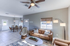 Smart TV - NEW 3 BR home in immaculate condition, mountain views just outside of Tucson (Vail)