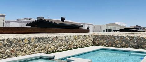 Piscine extérieure, piscine chauffée