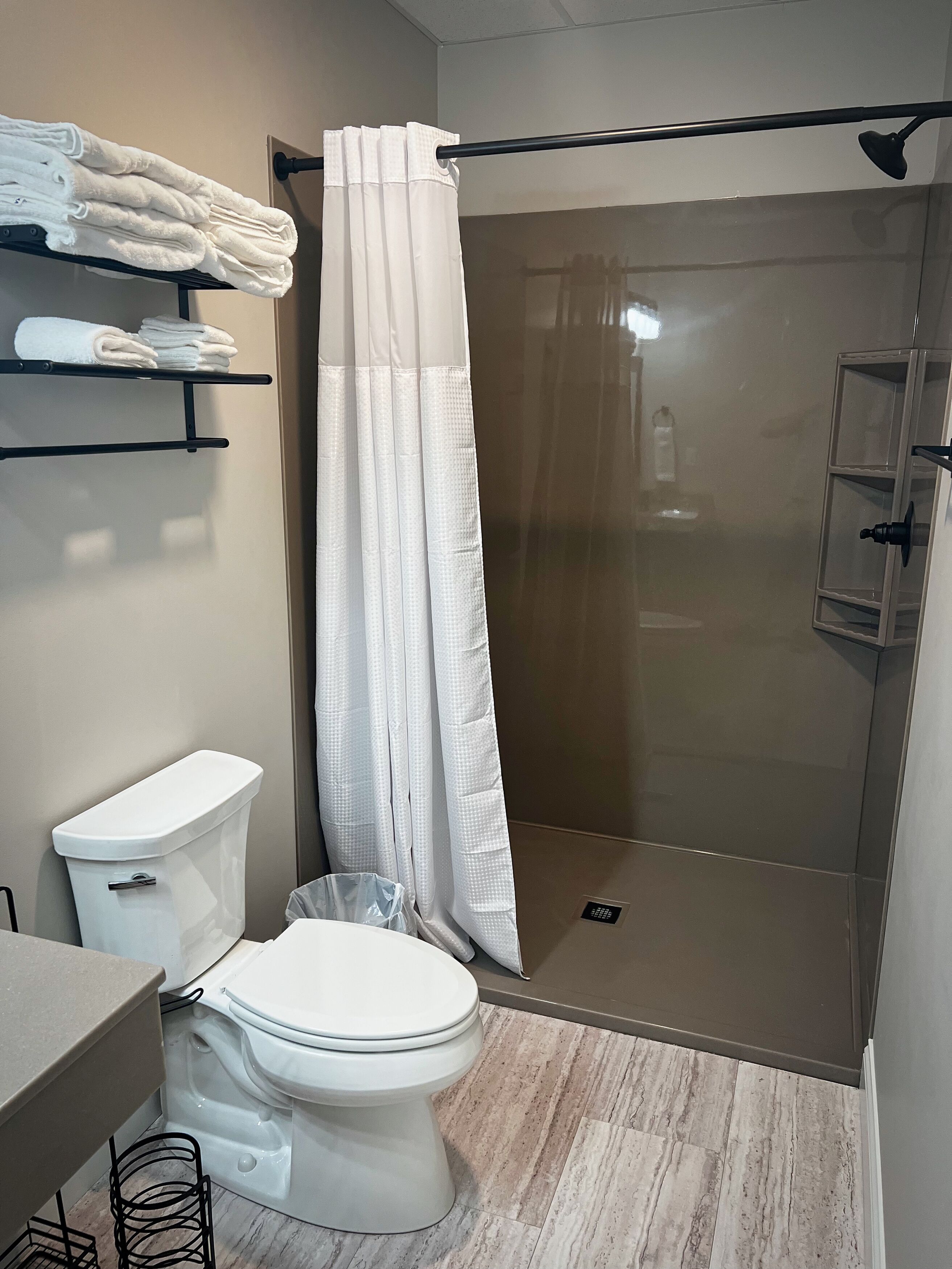 Deluxe eenpersoonskamer | Badkamer | Een haardroger, handdoeken