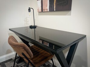 Habitación individual Deluxe | Espacio para trabajar con laptop y tabla de planchar con plancha