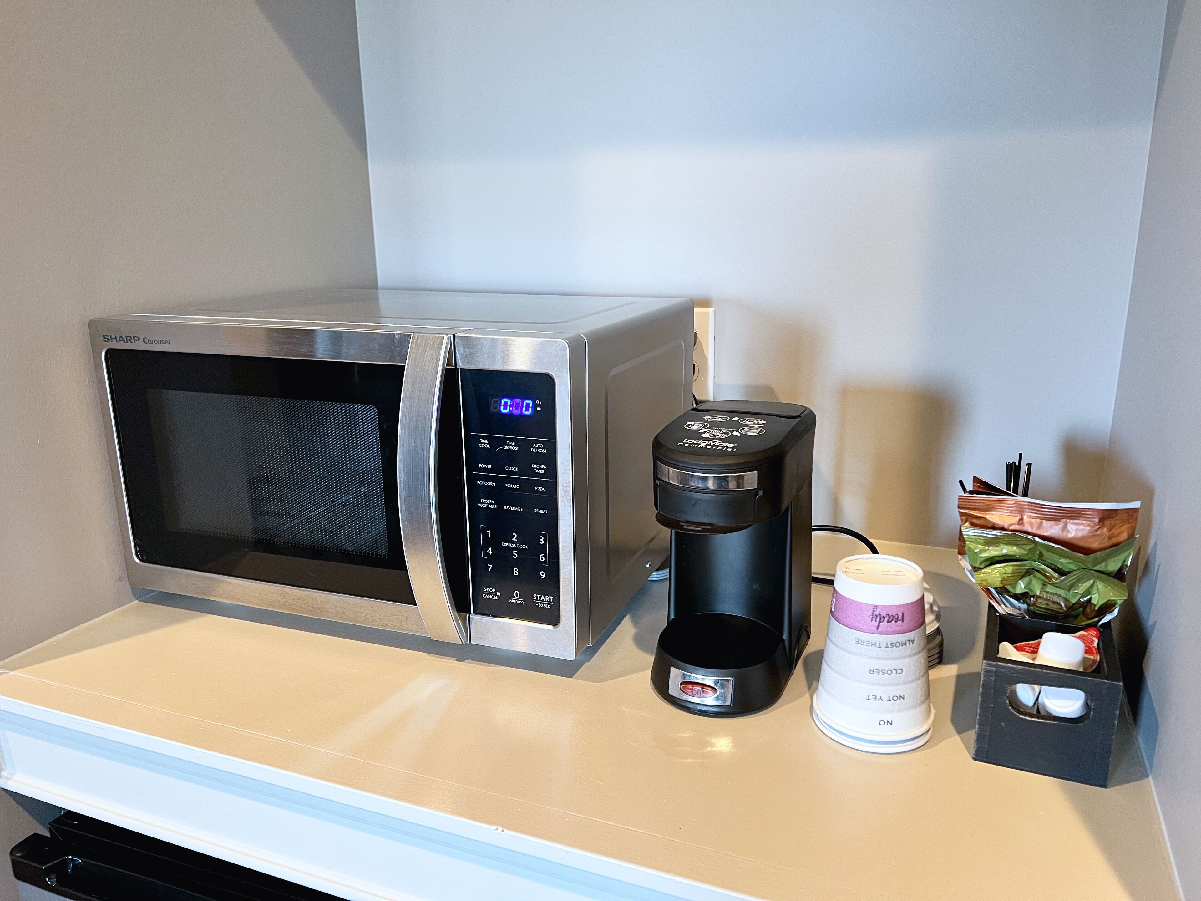 Espai de treball apte per a portàtils i planxa i posts de planxar 