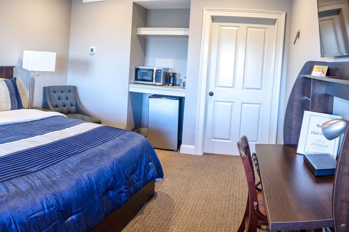 Laptop workspace, iron/ironing board, free WiFi, bed sheets