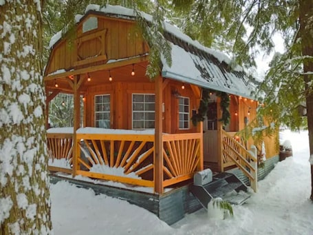 Exterior. Cabin in the Cedars.Close to Lake,Town & Mountain