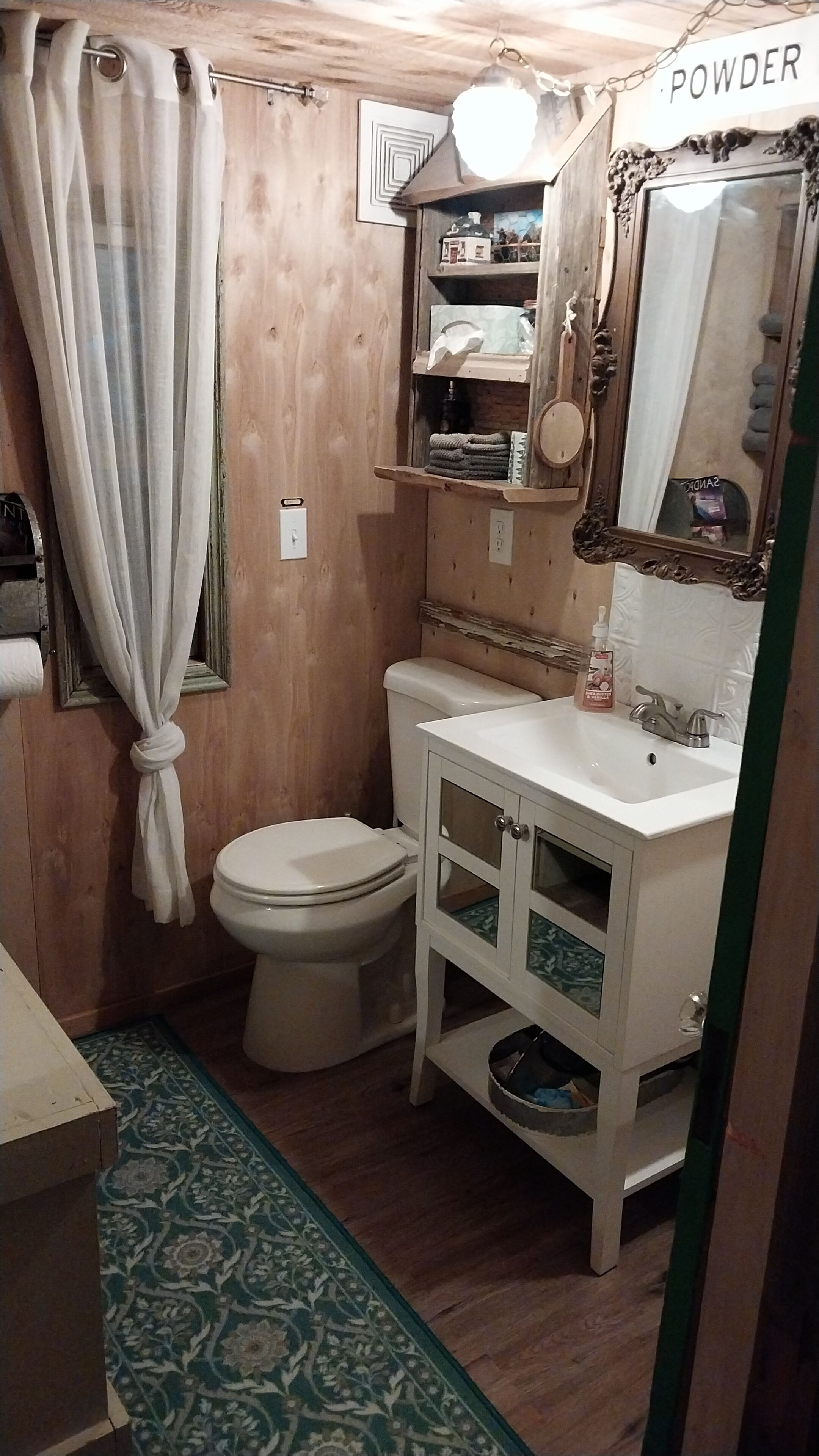 Secador de pelo, toallas, jabón, papel higiénico